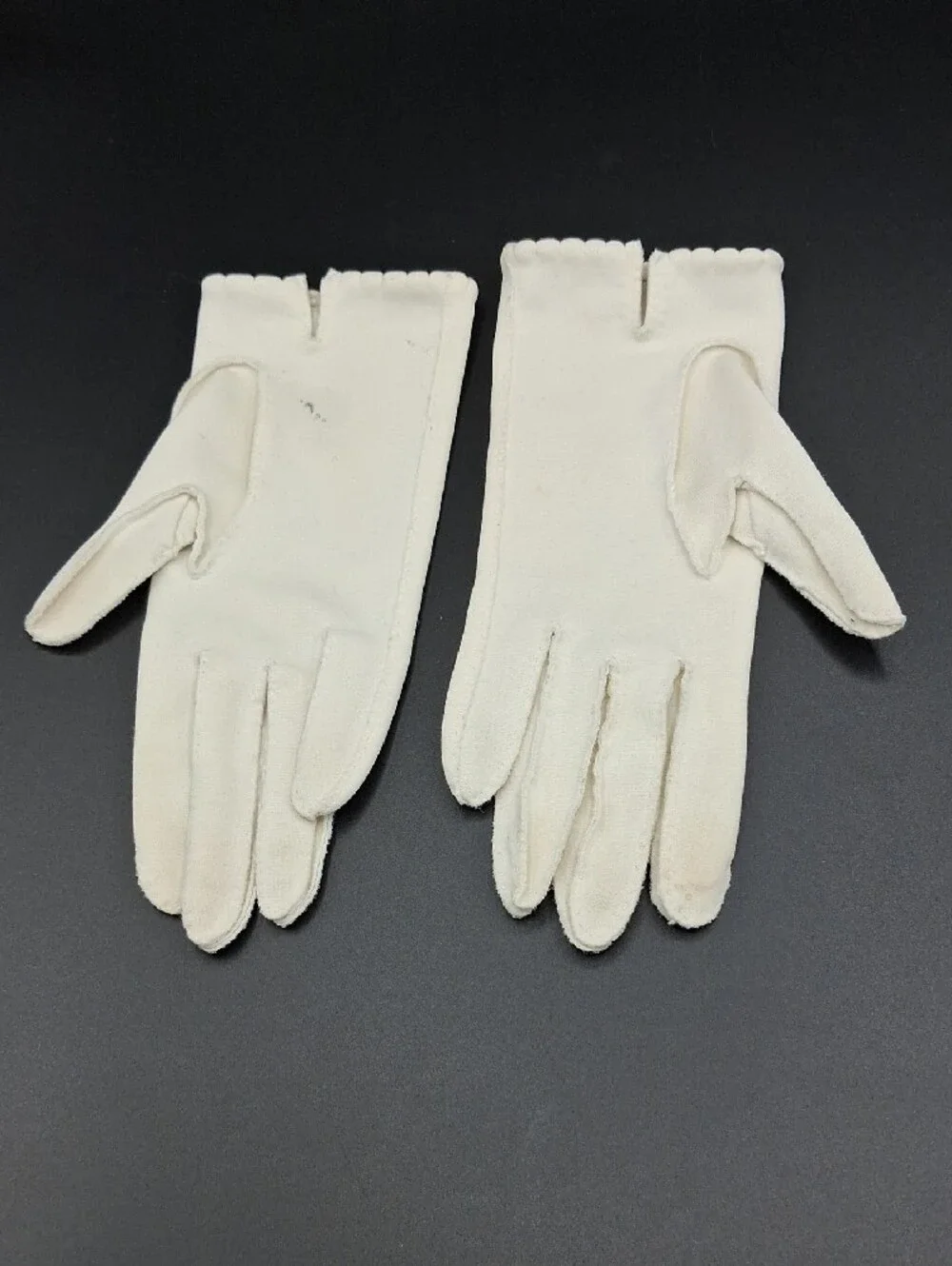 Vintage Women's Scalloped Edge Gloves With Hand Stitched Flowers.